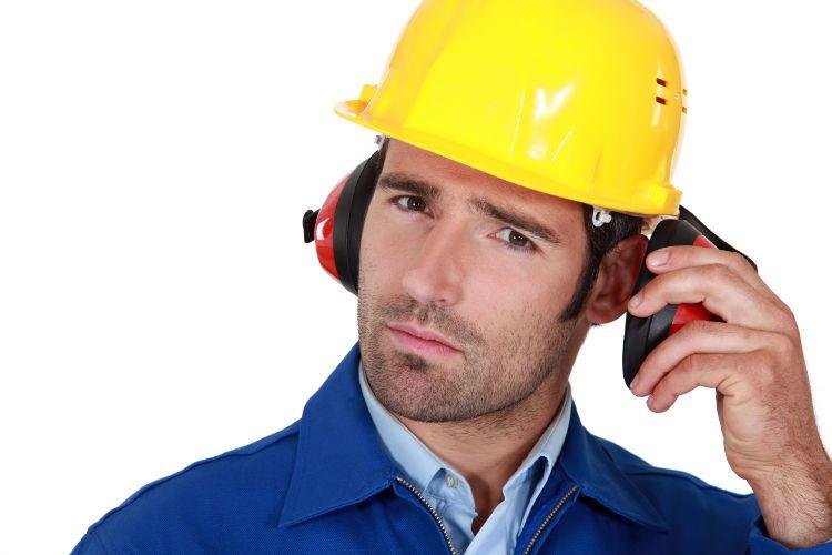 Dipendente che rimuove le cuffie per comunicare in un ambiente rumoroso