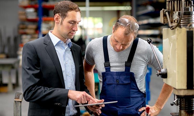 Tecnico della prevenzione e lavoratore durante una verifica