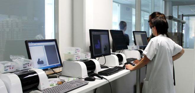 Dipendenti di Cotral Lab che eseguono la scansione delle impronte dell' orecchio